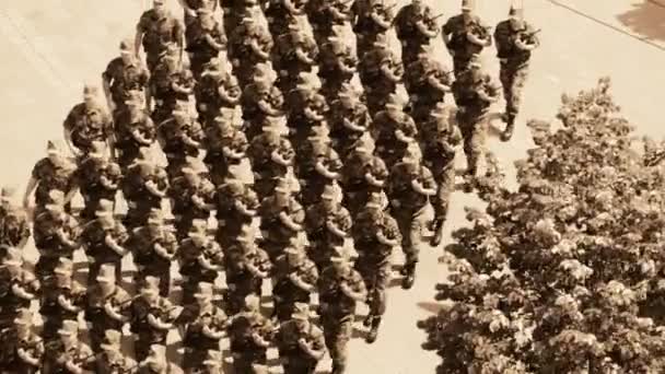 Στρατιωτική βαδίζοντας στρατιωτών μέσα από την πόλη — Αρχείο Βίντεο