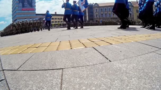 Festive parade a military soldiers through the town — Stock Video