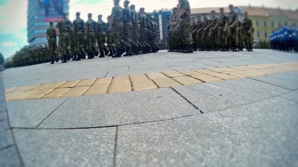 Desfile festivo de soldados militares por la ciudad — Vídeos de Stock