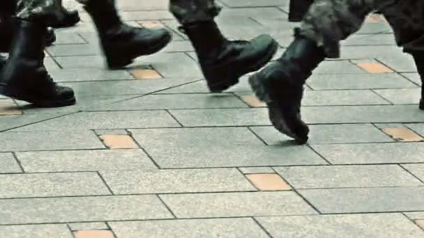 Marcha militar de soldados en la ciudad en primer plano — Vídeo de stock