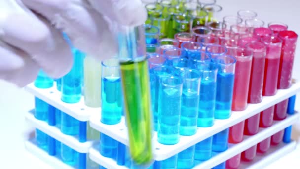 Laboratorium testen van specifieke chemische verbindingen — Stockvideo