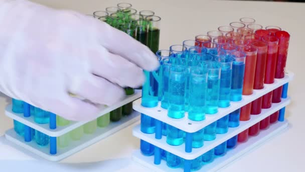 Лабораторные испытания специальных химических соединений — стоковое видео