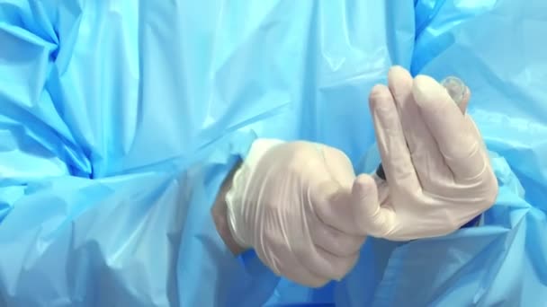 Szczepienie Przeciwko Covid Podawanie Szczepionki Ręce Zbliżenie Klip Wideo — Wideo stockowe