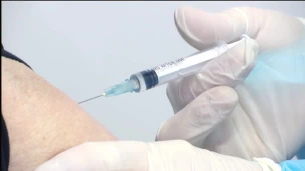 Vacunación Contra Covid Dar Vacuna Mano Primer Plano Vídeo Clip — Vídeos de Stock