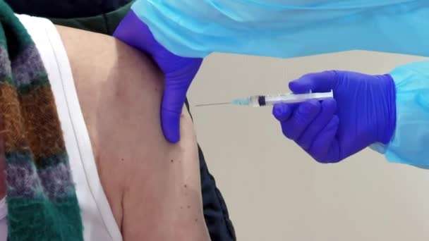 Covid Elleni Védőoltás Vakcina Kézben Tartása Közelkép Videoklip — Stock videók
