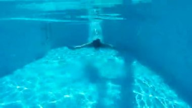 Özel yüzme havuzunda dalış