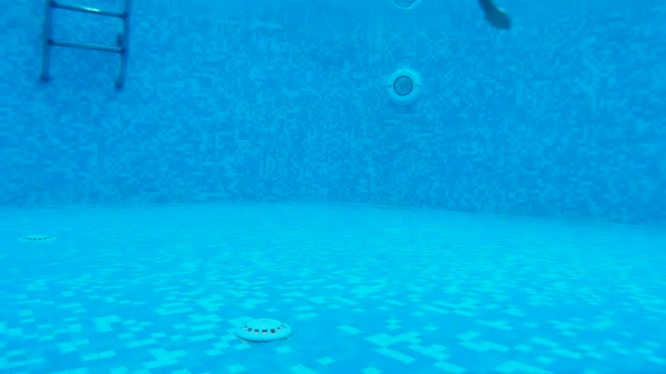 Buceo en la piscina privada — Vídeo de stock