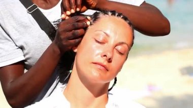 Beyaz kadınları geleneksel Afrika saç modelleri