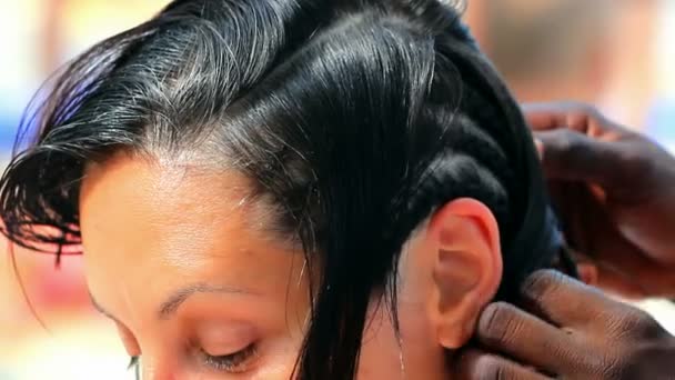 Traditionella afrikanska frisyrer på vita kvinnor — Stockvideo