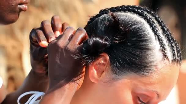 Traditionele Afrikaanse kapsels op witte vrouwen — Stockvideo