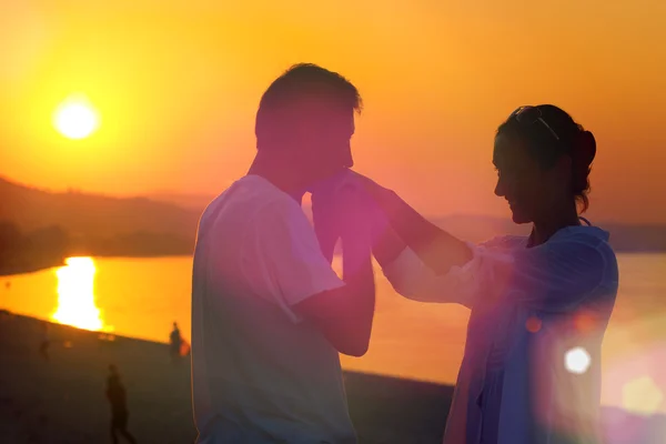 Proposta de casamento romântico na costa do mar — Fotografia de Stock