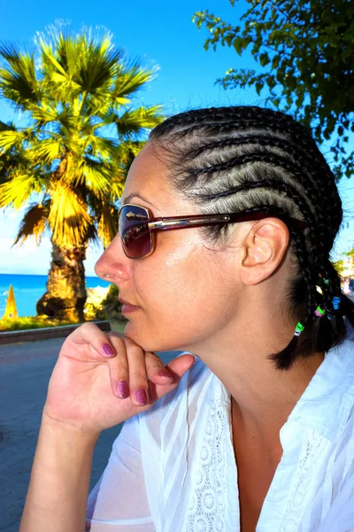 白人女性で伝統的なアフリカのヘアスタイル — ストック写真