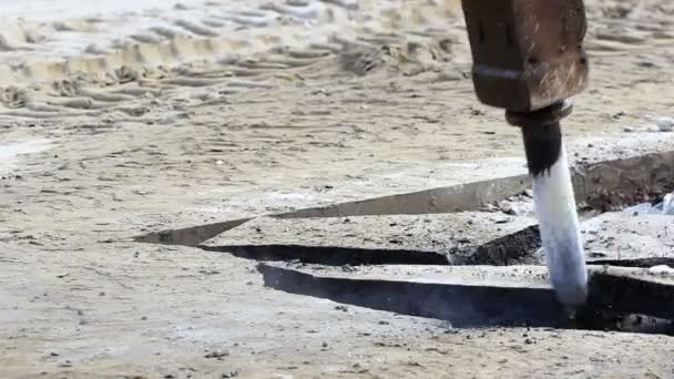 Presslufthammer gräbt Betonstraße aus — Stockvideo