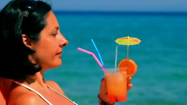 Užívat koktejl a moře — Stock video