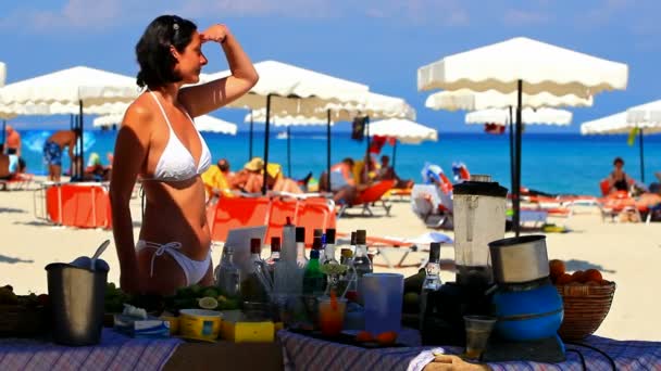 鸡尾酒酒吧在海滩上 — 图库视频影像