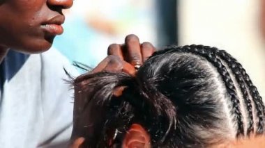 Beyaz kadınları geleneksel Afrika saç modelleri