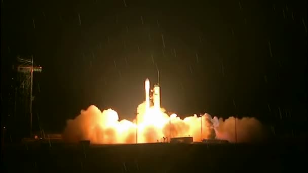 Lancering van een raket in de ruimte — Stockvideo