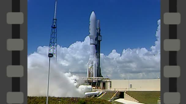 Lanzamiento de un cohete al espacio — Vídeos de Stock