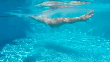 Özel yüzme havuzunda dalış