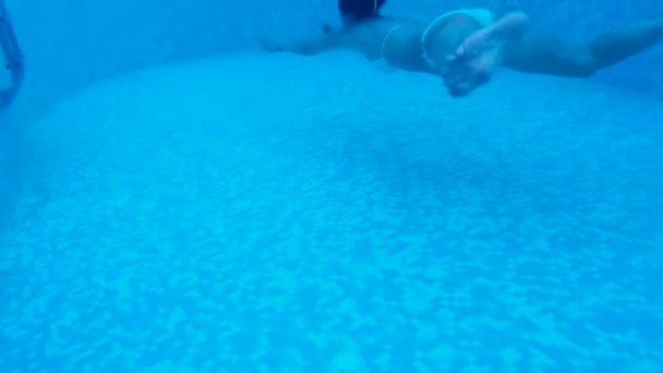 Buceo en la piscina privada — Vídeo de stock