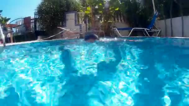 Plongée dans la piscine privée — Video