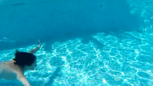 Immersioni nella piscina privata — Video Stock