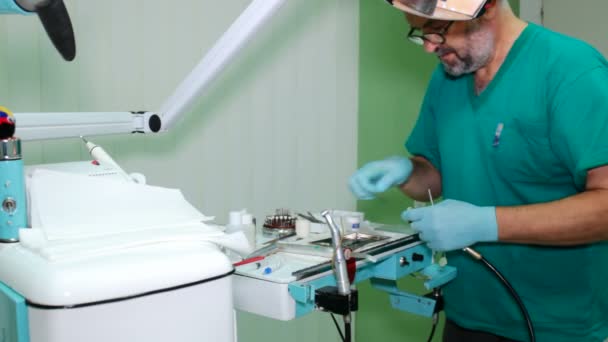 Reparar os dentes do paciente — Vídeo de Stock