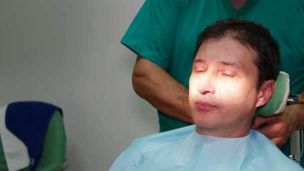 Zähne des Patienten flicken — Stockvideo