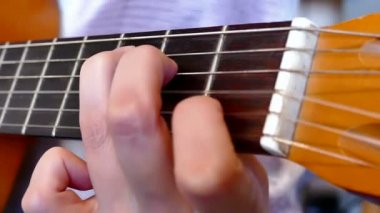 Bir akustik gitar çalmaya