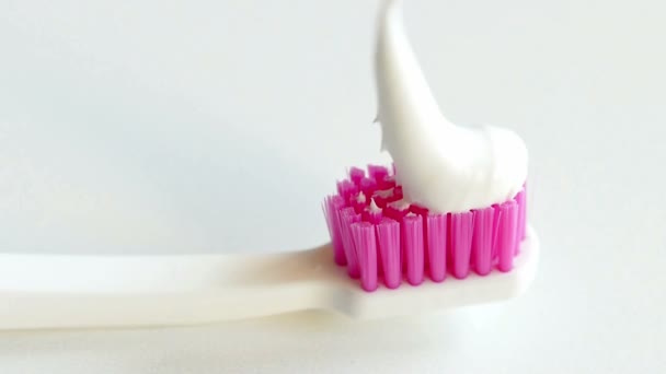 Elección de pasta de dientes y cepillos de dientes en higiene oral — Vídeos de Stock