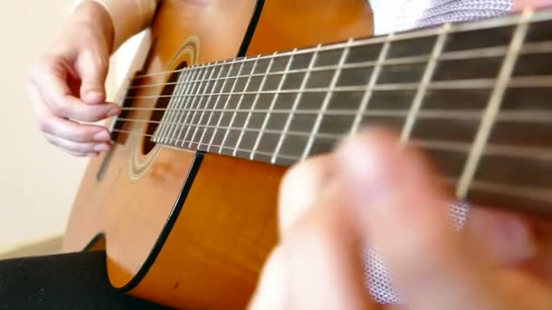 玩上一把原声吉他 — 图库视频影像