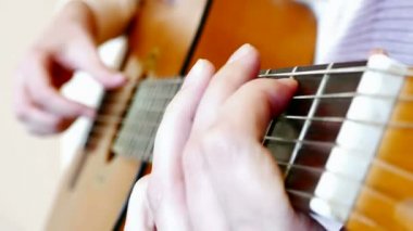 Bir akustik gitar çalmaya