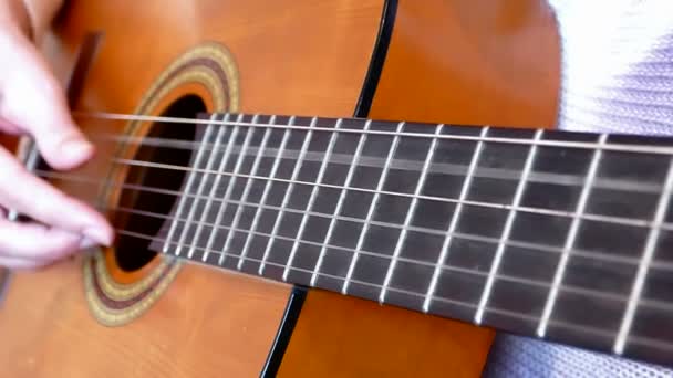 Tocando en una guitarra acústica — Vídeo de stock