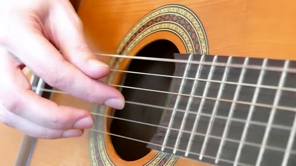 Tocando en una guitarra acústica — Vídeo de stock