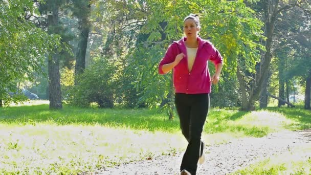 Le mouvement lent de courir dans une nature — Video