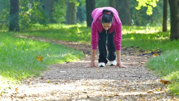 La cámara lenta de correr bajo comienzo en una naturaleza — Vídeos de Stock