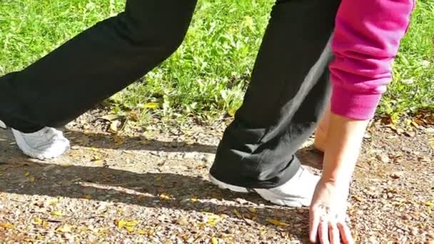 La cámara lenta de correr bajo comienzo en una naturaleza — Vídeo de stock