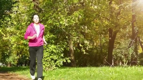 Le mouvement lent de courir dans une nature — Video