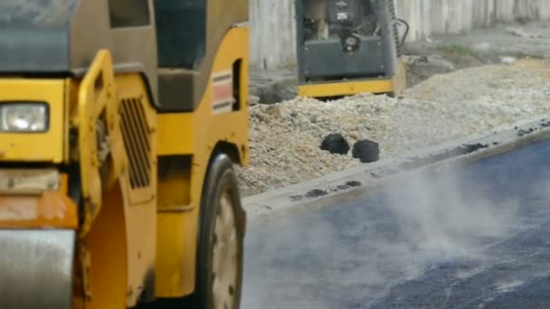 Construindo uma nova estrada com reparação de estradas em câmera lenta — Vídeo de Stock