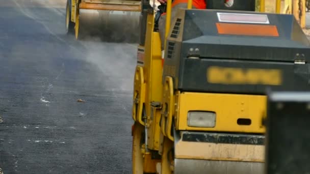 Straßenneubau mit Straßenreparatur in Zeitlupe — Stockvideo