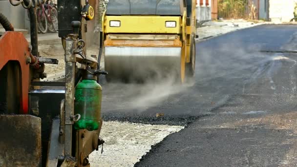 Costruire una nuova strada con la riparazione stradale a rallentatore — Video Stock