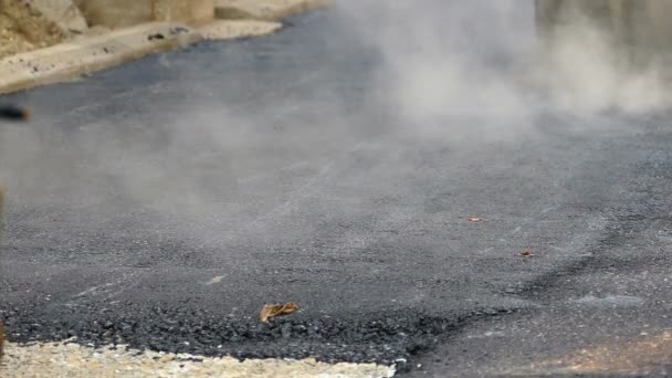 Construirea unui nou drum cu reparații rutiere în mișcare lentă — Videoclip de stoc