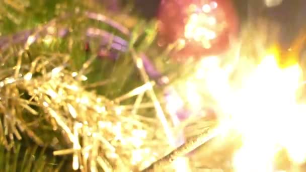 Capodanno scintille su un bellissimo albero di Natale — Video Stock