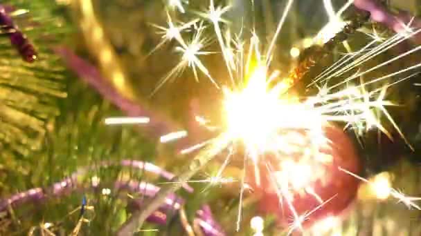 Chispas de Año Nuevo en un hermoso árbol de Navidad — Vídeos de Stock