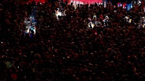 Натовпи людей на вражаючі концерт — стокове відео