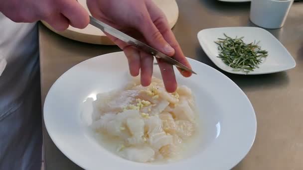 Профессиональное приготовление пищи в медленном движении — стоковое видео