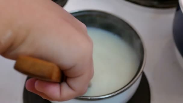 Подготовка начинки для тортов с маком семена — стоковое видео