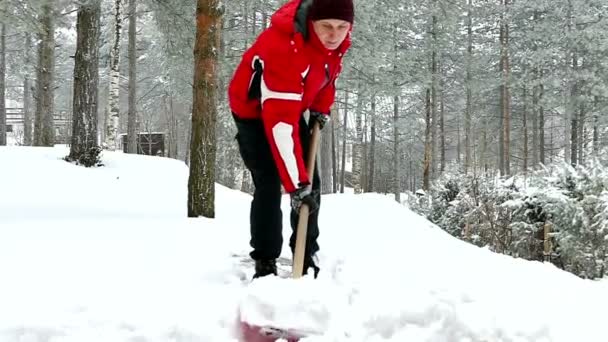 Limpiando nieve con una pala — Vídeo de stock
