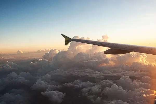 Dağların altında bulutlu mavi bir gökyüzü