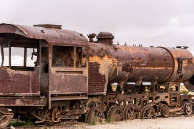 Eski paslı lokomotif tren mezarlığında terk edilmiş. Uyuni, Bolivya